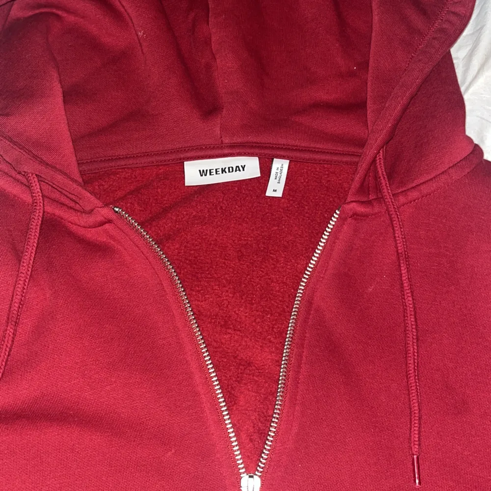 röd zip up hoodie från weekday i storlek M! väldigt skönt material där inne, bra kvalité❤️‍🔥. Hoodies.