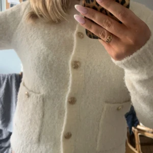 Kofta/cardigan  - Säljer min super super fina kofta från Holly And White då den tyvärr är lite för liten🥲 den är nästan helt oanvänd o absolut inga defekter!💕Nypris: 500 kronor (pris kan diskuteras)
