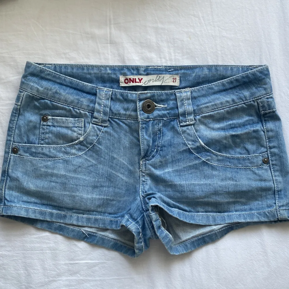 As snygga lågmidjade jeans shorts men kommer tyvärr inte till användning ❤️Midjemått: 37cm. Shorts.