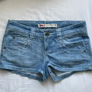As snygga lågmidjade jeans shorts men kommer tyvärr inte till användning ❤️Midjemått: 37cm
