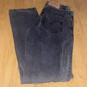 501 Levis jeans helt nya säljer dom för att kom lite för stora på mig, jätte snygga annars storlek S 