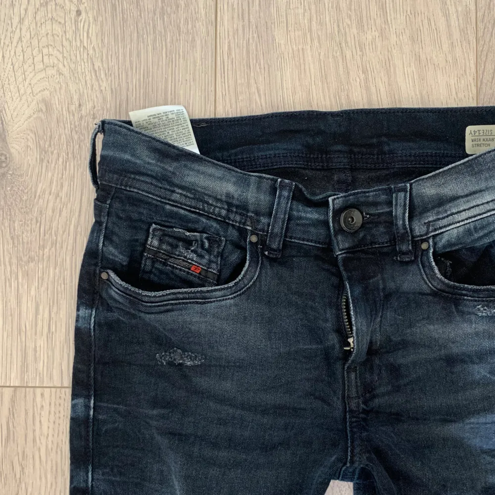 Supersnygga jeans som tyvärr är alldels för långa för mig. Jag är 158 cm, skulle säga att de passar någon runt 170🥰 Midjemåttet är ca 34cm rakt över och innerbenslängden 82cm, men relativt strechiga!  Inga defekter, lite urtvättade på baksidan💓. Jeans & Byxor.