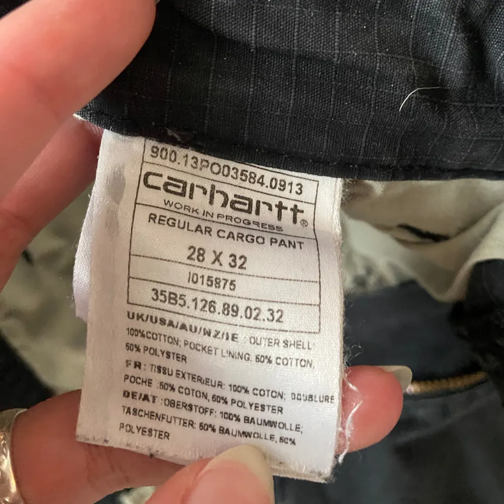 Cargo byxor från Carhartt. Köpta secondhand. Använda en del. Knapphålet är lite slitet men inget är sönder. W28, L32. Jeans & Byxor.