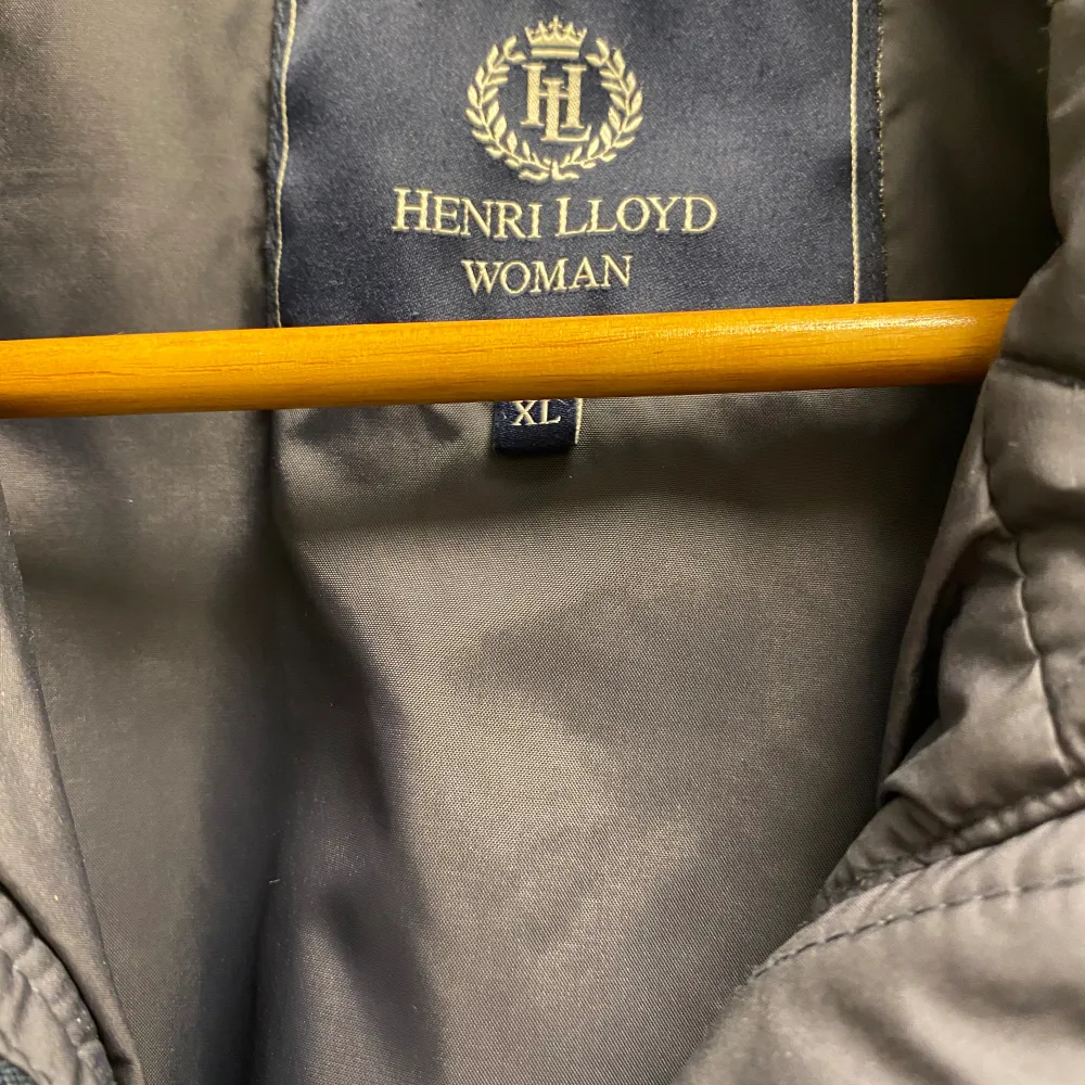 Mörkblå jacka av märket Henri  Lloyd. Stl XL (dam). Fint skick, sparsamt använd. . Jackor.