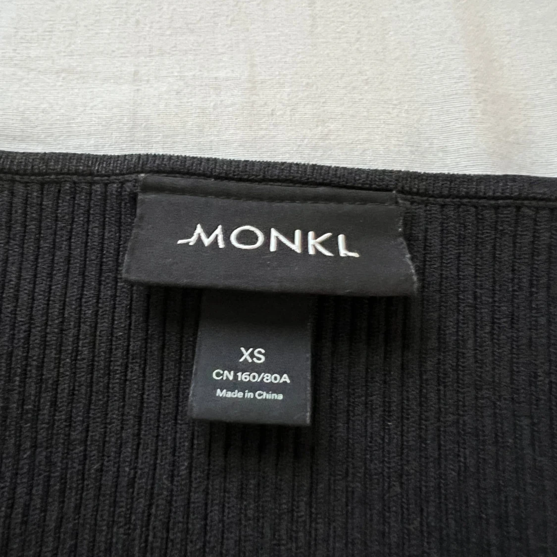 Långärmad ”Monki” tröja (svart) - 90