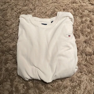 Gant tröja - Vit gant tröja som är i 9/10 skick och är skit snygg till alla jeans färger pris kan diskuteras 