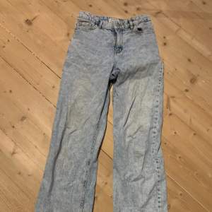 Säljer ett par fina jeans från Lindex, de är i storlek 146 säljer för 30kr, köparen står för frakten! 🌼💛