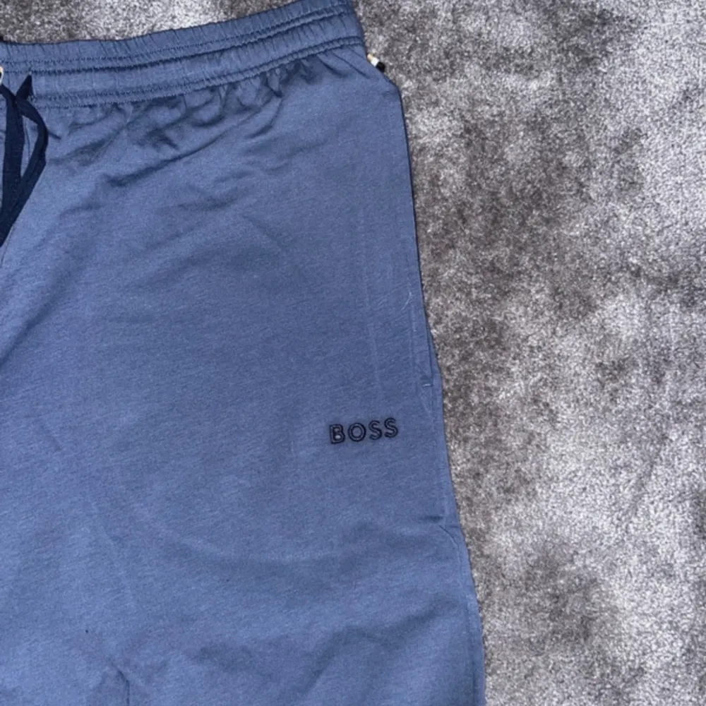 Ett par helt nya blåa Hugo boss tränings shorts. Shortsen är helt oanvända med prislapp i super bra kvalitet. Priset är inte fast.. Shorts.