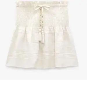 Säljer denna jätte fina kjol ifrån zara, aldrig använd💘💘 (har ej egna bilder)