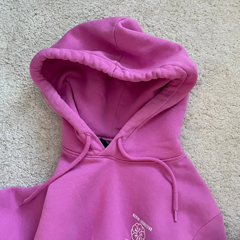 Tvär snygg och mysig rosa hoodie, inga defekter, använt ytterst få antal gånger, perfekt färgklick nu till sommaren☀️🥰. Hoodies.