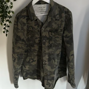 Camo jacka - Tja säljer denna feta camo jackan riktigt fräsch inga defekter eller något hör av vid funderingar
