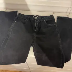 Ett par bootcut jeans från Gina tricot, varan är i gått skick och inte använd så mycket. Är i storlek 40 och säljer för 160 men köpte för 499. Varför jag sälje beror på att de inte kommer till användning. 