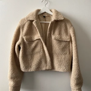 Tunnare pälsjacka, beige - Gott skick, används ej längre, söt till vår och höst fluffig på utsidan slät på insidan