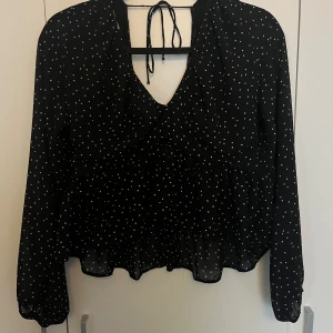 Fin blus - Fin tröja från hm. Använd vid ett tillfälle, så i väldigt bra skick. Den är lite öppen vid ryggen och är lite v ringad (se bild)😇 observera att den är mörkblå. 