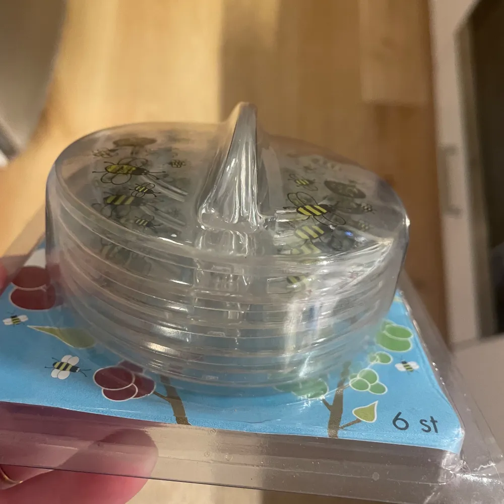 Svenskdesignat lock till glasen som skyddar drickan för objudna gäster. Locken har en universal passform upp till 84 mm i diameter och tål maskindisk. 6-packa Transparent i färg . Muu.