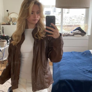 Brun läderjacka  - Brun läderjacka. Fint skick! Hittar ej storlek skulle gissa på M. Har själv normalt xs/s.