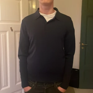 Långarmad uniqlo piké  - Tja! Säljer nu min mörkblåa långarmade pike från uniqlo. Säljer pga att jag ej använder den. Materialet är merinoull och tröjan är i mycket bra skick 9/10. Storlek xs. Är själv 176 och den sitter något litet. Skriv om ni har frågor ✔️