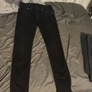 En par svarta skinny jeans i bra skick  Passform: runt 180 cm lång  Skick 8/10