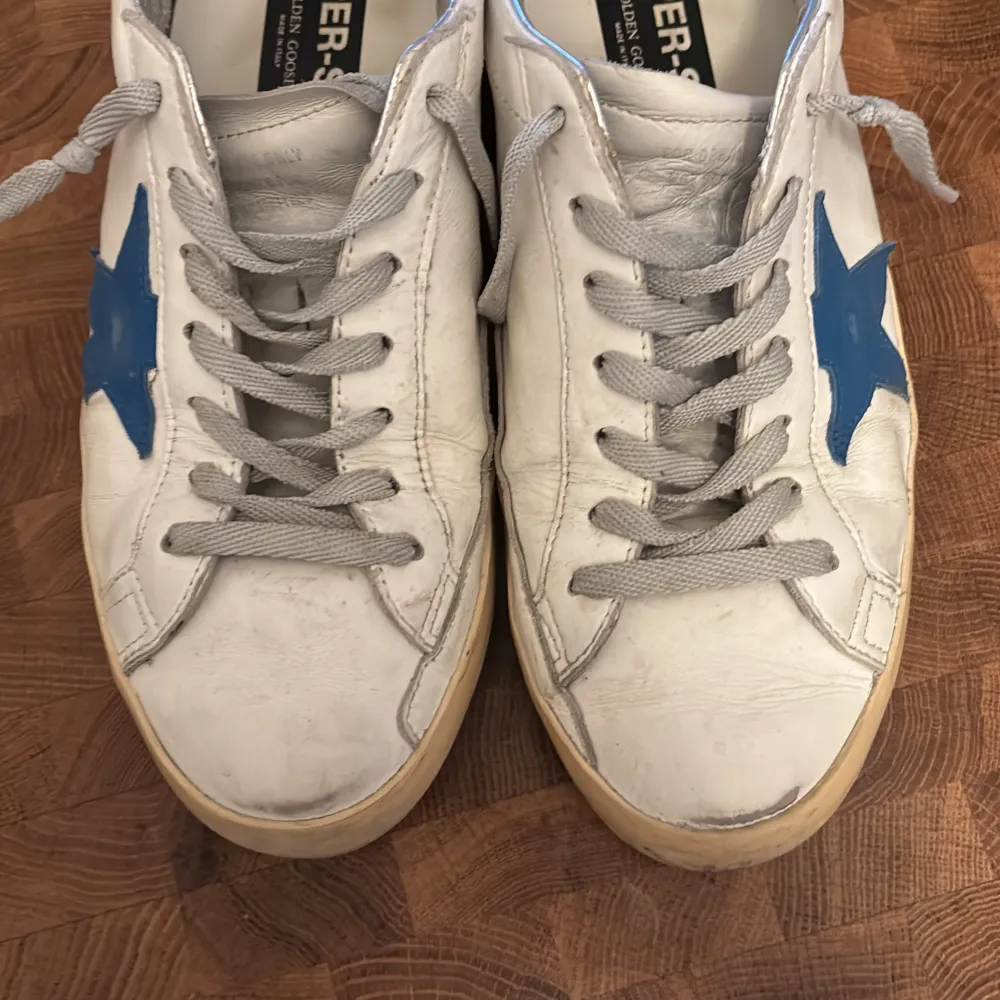 Ett par Golden goose SUPER-STAR sneakers köpta i goolden goose affär i London ett par månader sedan, är i bra skick bara att hojta till om ni har några frågor? Ps skorna sitter en storlek för lite. . Skor.