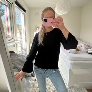 Svart blus - Väldigt snygg svart blus med cool detalj på armen, se bild 2, aldrig använd🖤🖤står 32 på lappen men passar både Xs och s