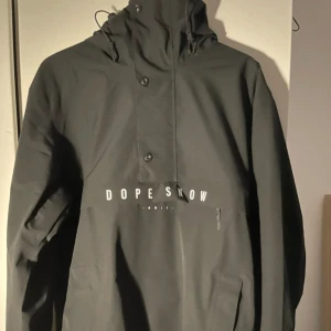 Dope snow Legacy jacka  - Helt ny aldrig ens testad Dope snow jacka  Säljer då jag van den på en skid tävling och är i behov av pengarna 