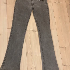 Gråa Diesel jeans - Jättesnygga diesel jeans som jag köpte på plick men tyvärr var försmå.💗 De finns små slitningar på några ställen. ( kom privat för fler bilder ). Kan tänka mig att sänka priset för en snabb affär. 💞