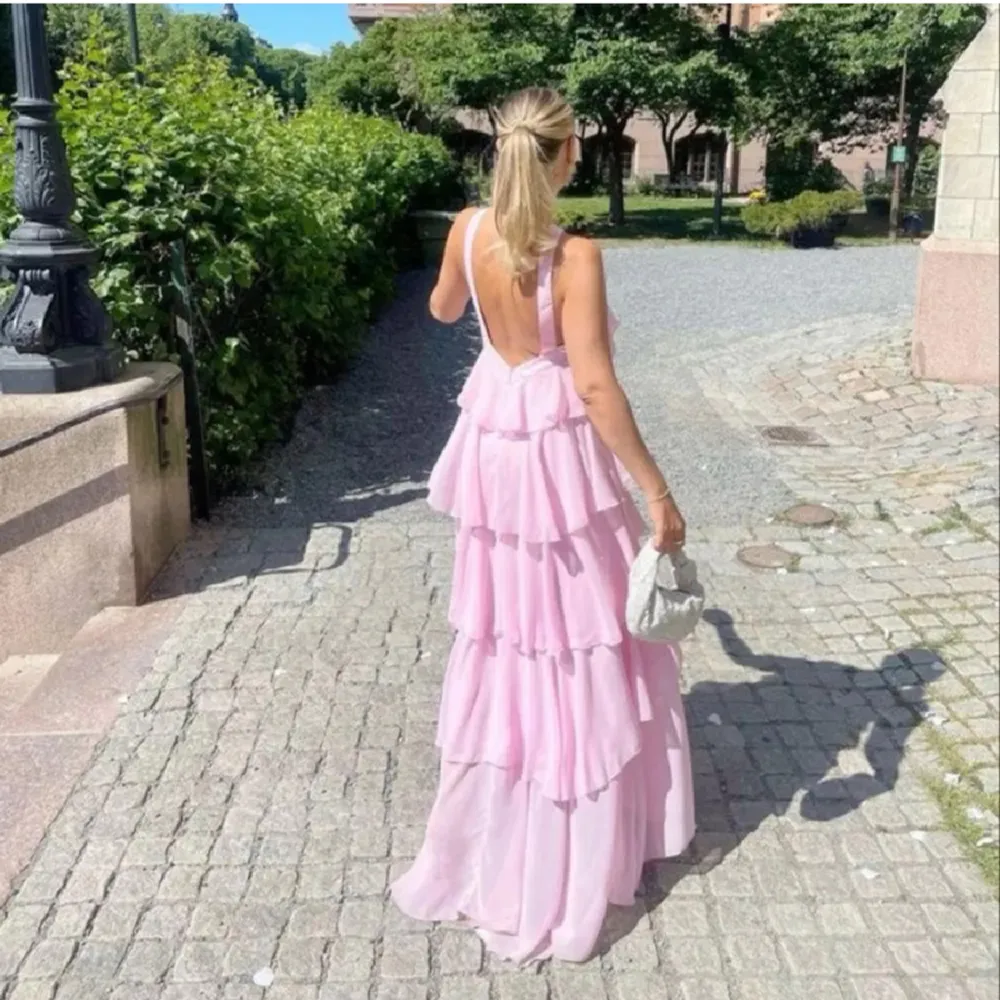Söker denna klänningen från Felicia Wedins kollektion🥰 storlek xs,s,m. Klänningar.
