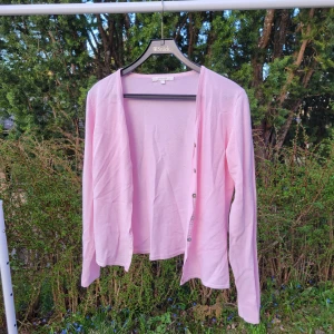 Söt somrig kofta y2k - Jättesöt! Sval kofta som passar bra varma sommarkvällar. Storlek L men tycker att den passar M bättre.