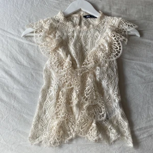 Zara topp 💗💗 - Jag köpte den förra året men har inte använt den så mycket därför säljer jag den. Jag tror nypriset var 350 eller 400 jag är inte säker eftersom att den inte längre säljs.Den är i storlek XS men den passar mer S som jag är. Skriv för mått eller bild💗