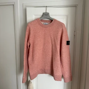 STONE ISLAND - Gauzed Effect Crewneck Knit - Gauzed Effect Crewneck Knit från STONE Island. Färgen Peach, skulle beskriva den som en mer diskret rosa. Aldrig använd. Prislapp kvar. Original pris: 4100 kr.
