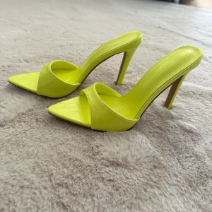 Neon klackar  - Super coola klackar som jag tyvärr aldrig använt. Storlek 40 men passar även dom som har storlek 39