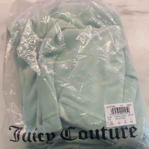 Juicy byxor - Juicy byxor strl xs, helt oanvända. Gick inte att lämna tillbaka pga slutat säljas. Nyinköpta. Toppen skick, förstora för mig därför kan jag själv inte behålla . Mint gröna, heter greyed jade. Köptes för 800kr. Priset går att diskutera🤍