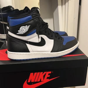 Jordan 1 royale toe - Använder ej äkta såklart köpta på kickscrew för 4000 nu går dem för runt 2500 nya köpta för 2 år sen hade kvitto på mail men hittar ej det. Skriv gärna om ni är intresserade😁