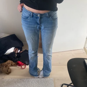 Lågmidjade jeans - Ljusblå lowrise jeans. Dom har en liten slit längst ner men jättelätt att sy ihop om man inte gillar det!