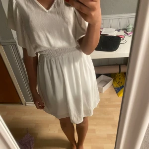 Vit klänning  - Denna klänningen passar perfekt för student, konfirmation, midsommar och massa annat! Den är tyvärr lite stor på mig 