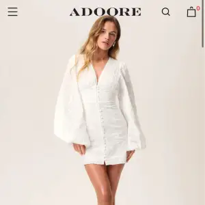 Slutsåld Florence Dress från Adoore. Köptes här på plick men lite stor för mig så söker nu storlek 34/ eller byta klänningen mot en i storlek 34. Pris kan diskuteras 💖💖