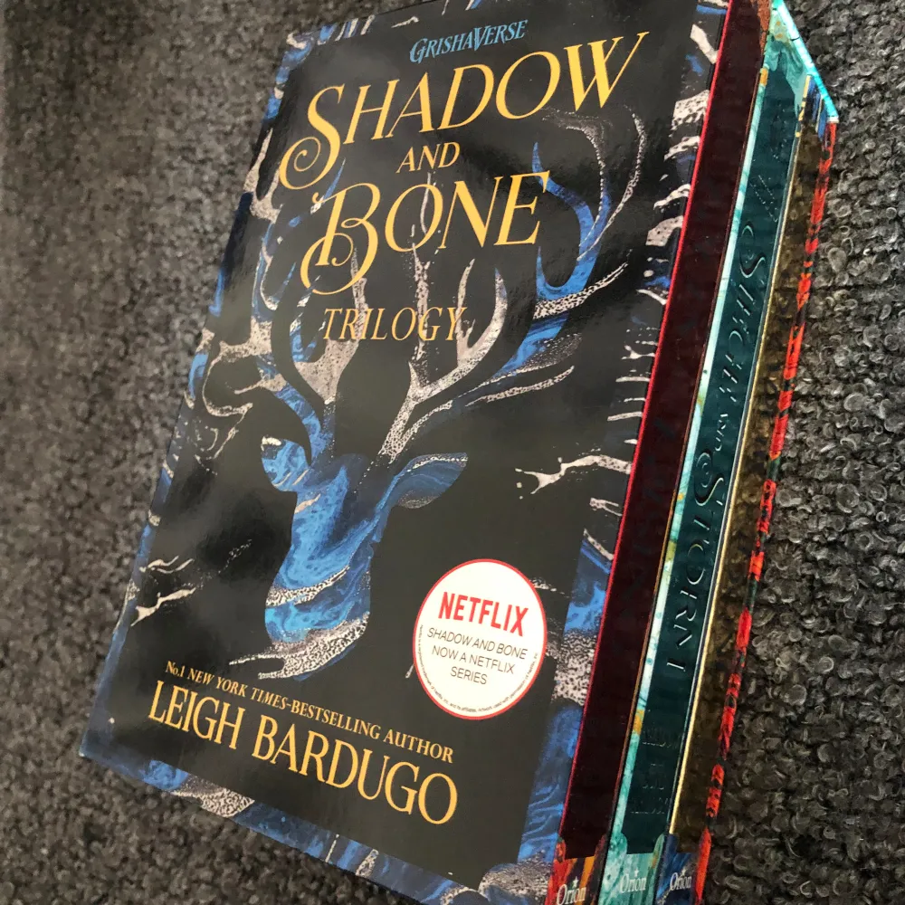 The GrishaVerse first trilogy Shadow and bone siege and storm ruin and rising  brand new unread Boxset the books without the netflix stickers #booktok #book #englishbook #english #shadowandboneseries #shadowandbone #siegeandstorm #ruinandrising . Övrigt.