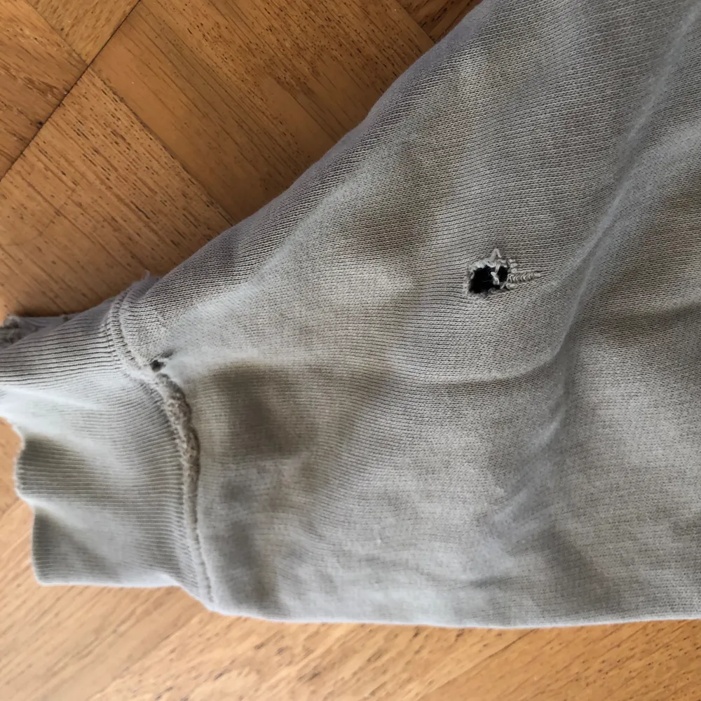 Acne studios tröja köpt för några år sedan. Size XS, sitter som S Skick: välanvänd, flera tecken på användning (se bild: slitage, hål) Färg: Ljusbrun Köpare står för frakt. Neuletakit & Villapaidat.
