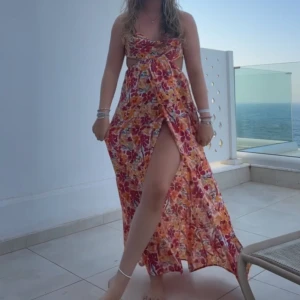 Sommarklänninh - Jättefin sommarklänning som tyvärr inte kommer till användning, perfekt till midsommar eller annat!