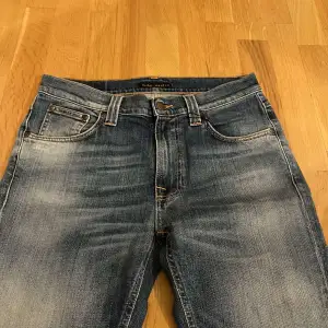 Ett par sjukt snygga nudie jeans i storlek 30/32. | Nypris 1600kr | Vårat pris endast 599kr | Skick 9/10 | Hör av dig vid frågor och funderingar!🔔