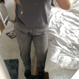 Grå Mid waist - Säljer då de är för små. Är storlek 38 och detta är i 36