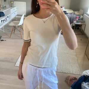 Zara t-shirt 💞 - Super söt T-shirt från zara, bra skick o passar xs-m💗