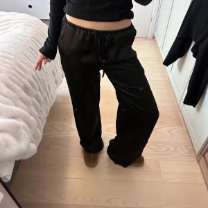 Siden byxor  - Så fina sidenbyxor från Lojsan Wallins kollektion med NA-KD. Aldrig använda 