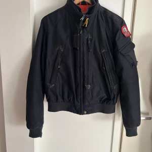 Parajumpers - Hej. Storlek är Young larg och priset kan diskuteras vid snabb affär:)