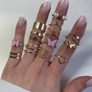 Ringar - Säljer alla dessa ifall de e nån som vill ha dem då de inte kommer till anvädning💕 1st för 5kr alla för 40