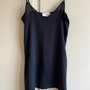 Mörkblått nattlinne - Mörkblått nattlinne i jättefint skick, den är lite genomskinlig och ganska kort. Strl 34 men passar bra på 36