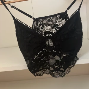 Spets tröja/topp - Fin och skön o ha under en vanlig sip up hoodie 