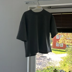 Zara tshirt - Säljer en T-shirt från zara. Jättefint skick i storlek M💕💕