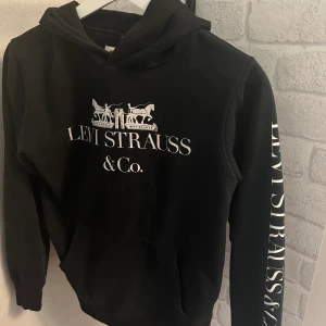 levis hoodie  - 10/10 skick, storlek 176 cm 