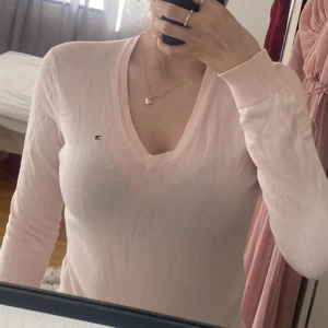 Rosa Tommy Hilfiger tröja - Ljus rosa Tommy Hilfiger tröja i storlek S. Väldigt bra skick då första gången ja tog på den va för att ta bilden🩷😂 köpt för 900kr säljer för 300. Pris kan diskuteras🩷